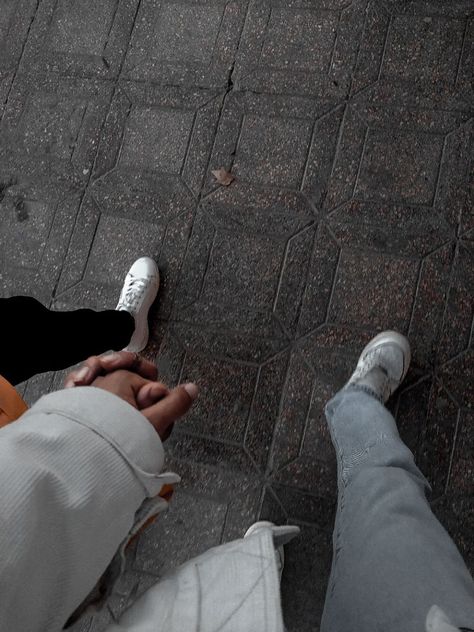 Handhold Couple Aesthetic, Boy And Girl Hand Holding Snaps, Black Couple Hands Holding, Boy And Girl Holding Hands Aesthetic, Couples Aethstetic Holding Hands, Hand In Back Pocket Couple, Black Couple Holding Hands Photo Ideas, Bf And Gf Holding Hands, Holding Hands Black Couple