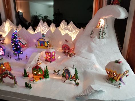 Grinch Village, Disney Christmas Village, Christmas Village Lights, Whoville Christmas, Christmas Village Sets, Diy Christmas Village, Christmas Scenery, Lampoons Christmas, Christmas Village Display