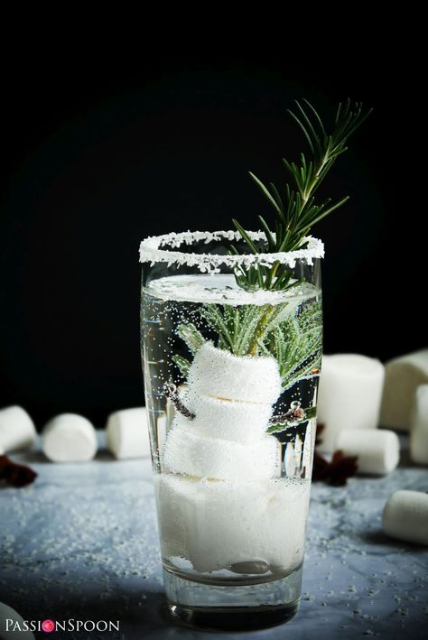 Birthday Aesthetic Winter, Toasted Marshmallow Cocktail, Winter Wonderland Drinks, Marshmallow Cocktail, Winter Wonderland Cocktail, Winter Martini, Snow Cocktail, Winter Themed Cocktails, Snowman Cocktail