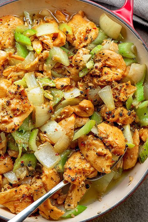 BLACK PEPPER CHICKEN IN 20 MIN | Chefjar Chicken Broccoli Peppers Recipes, Chicken With Green Peppers And Onions, Chicken Green Peppers, Panda Express Black Pepper Chicken, Sliced Chicken Breast Recipes, Celery Recipes, Black Pepper Chicken, Recipes With Chicken And Peppers, Feta Recipes