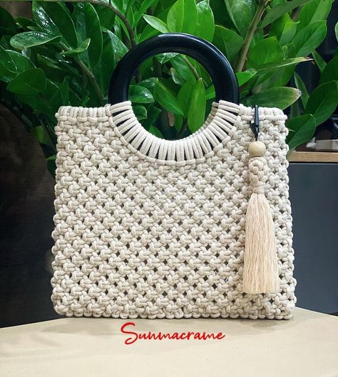 Pin em torby z makramy Macrame Bag Ideas, Casual Macrame Tote Bag, Macrame Bags Tutorial, Macrame Bag Tutorial How To Make, Makrame Bags Tutorial, Macrame Bag Diy Tutorials, Makramee Bag, Macrame Purse Tutorial, Macrame Purse Pattern