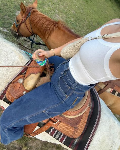 Few months back I told chey I wanted to go horse back riding this summer Casual Horseback Riding Outfit, Outfit Ideas For Camping, Summer Horse Riding Outfit, Horseback Riding Outfit Fall, Horse Back Riding Outfits Women, Western Riding Outfits, Cow Widget, Cowgirl Outfits Casual, Horseback Riding Outfit Casual