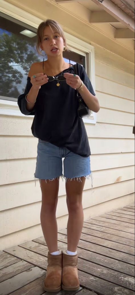 Casual Black Top Outfit, Shorts And Long Sleeves Outfits, Graphic Tee Outfit Summer, Outfits 00s Style, Emo Summer Outfits, Long Denim Shorts Outfit, Summer Outfits Elegant, Emo Summer, Pub Outfit