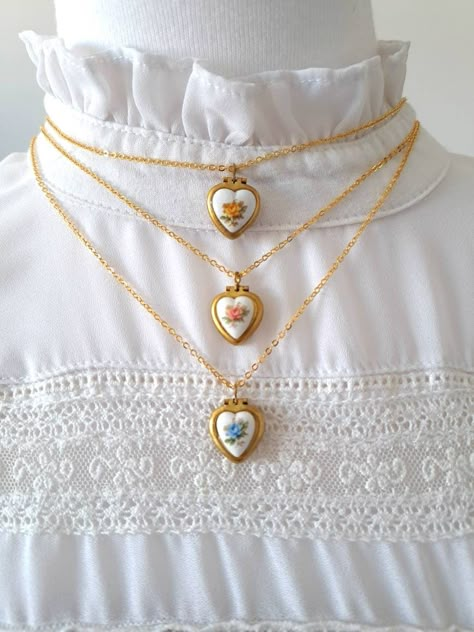 "♥️ Lovely unused 50s vintage tiny heart lockets with Japanese ceramic hearts in a dainty gold plated chain choker measuring 16\" = 40cm or 20\" = 50cm. This small vintage lockets measure 15mm x 14mm and allow adding a picture inside one of the lids. These are very old tiny lockets available in blue, red or yellow flowers. They are made of brass, and most of them have patina or little stains due to the passage of time. This enhances their vintage condition and shows their real age. These are tru Necklace Locket Vintage, Gifts For Vintage Lovers, Best Etsy Finds, Cool Gold Necklaces, Locket Tattoo Placement, Locket Necklace Aesthetic, Vintage Jewelry Aesthetic, Locket Aesthetic, 50s Necklace