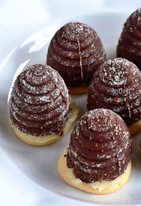 Beehive Christmas Cookies – Czech Vosí hnízda - Cook Like Czechs Welsh Christmas Cookies, Bee Hive Cookies, Czech Cookies Christmas, Czech Christmas Cookies, Christmas No Bake Cookies, Romanian Cookies, Unusual Cookies, European Christmas Cookies, Czech Cookies