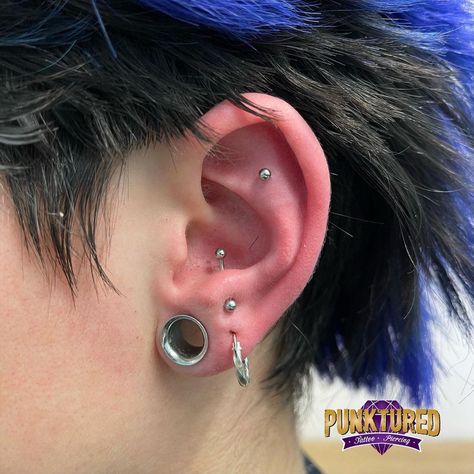 𝕬𝖚𝖘𝖙𝖞𝖓 𝕽𝖔𝖘𝖊 on Instagram: “Super fun anti-tragus and flat combo for this lovely client! 🖤” Anti Tragus Piercing, Anti Tragus, Cute Ear Piercings, Piercing Studio, Tragus Piercing, Piercing Shop, Tragus Piercings, Tragus, Piercing Jewelry