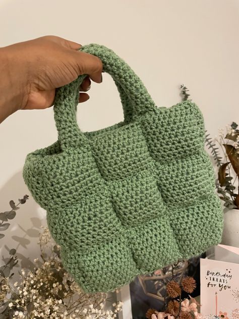 Sage green crochet bag handbag DIY project cute puffy pattern crocheting knitting Crochet Puffy Bag, Crochet Puffer Bag, Dark Green Crochet Bag, Chunky Crochet Bags, Puffy Crochet Bag, Crochet Bag Inspo Aesthetic, Crochet Puff Bag, Crochet Bag Chunky, Green Crochet Ideas