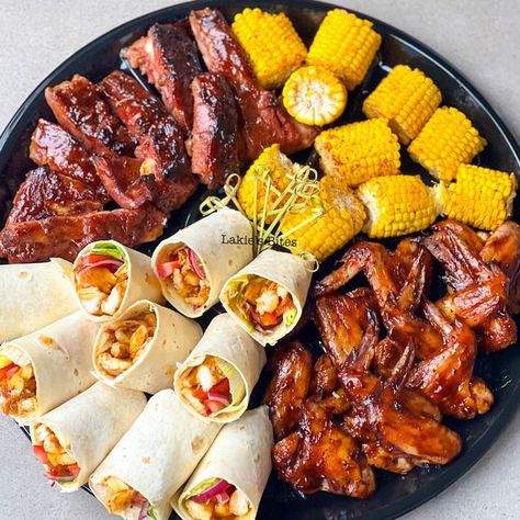 Ribs And Chicken Wings Platter, Ribs And Wings Platter, Platter Ideas Party Meat, Meat Platters For Parties, Dinner Platter Ideas, Meat Platter Ideas Finger Foods, Meat Platter Ideas, Wings Platter, Meat Platters