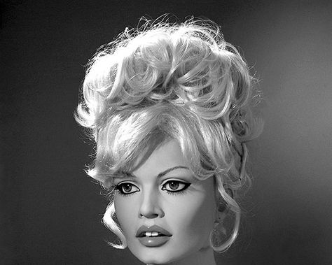 I LOVE this hair!  I really like the rest of the look as well.  OK, maybe I just love Brigitte Bardot in the 60's. :) Old Fashioned Hairstyles, Vintage Hairstyles For Long Hair, Bardot Hair, Retro Updo, Vintage Updo, Beehive Hair, Bouffant Hair, Vintage Wedding Hair, Brigitte Bardot