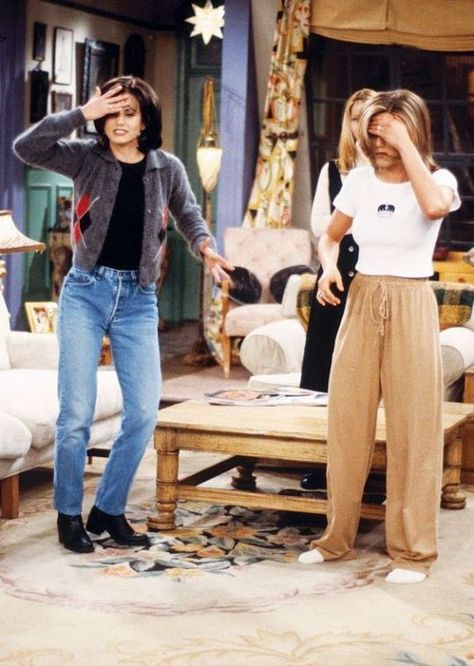 8 Outfits From Friends That You Can Totally Reenact - Society19 UK Thrifty Clothes, Friends 90s, Estilo Rachel Green, Friends Monica, Throwback Outfits, 90s Icons, Friends Outfits, Rachel Green Outfits, 90’s Outfits