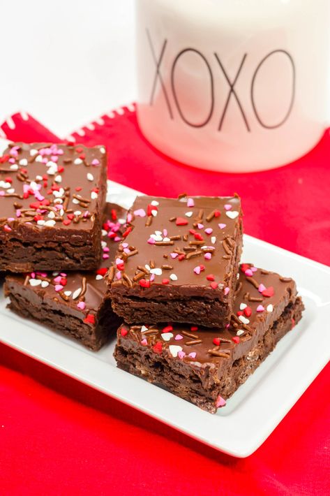 Valentine's Day Brownies Decorate Brownies, Decorated Brownies, Cake Like Brownies, Chocolate Raspberry Brownies, Homemade Brownies Easy, Valentines Recipes Desserts, Raspberry Brownies, Homemade Brownies, Bar Cookies