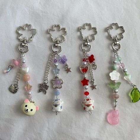 Lucky Cat Keychain, Keychain For Guys, How To Make Keychains, Beaded Ideas, Amigurumi Keychain, Diy Jewelry Rings, Accessories To Make, Bead Charms Diy, Cat Keychain