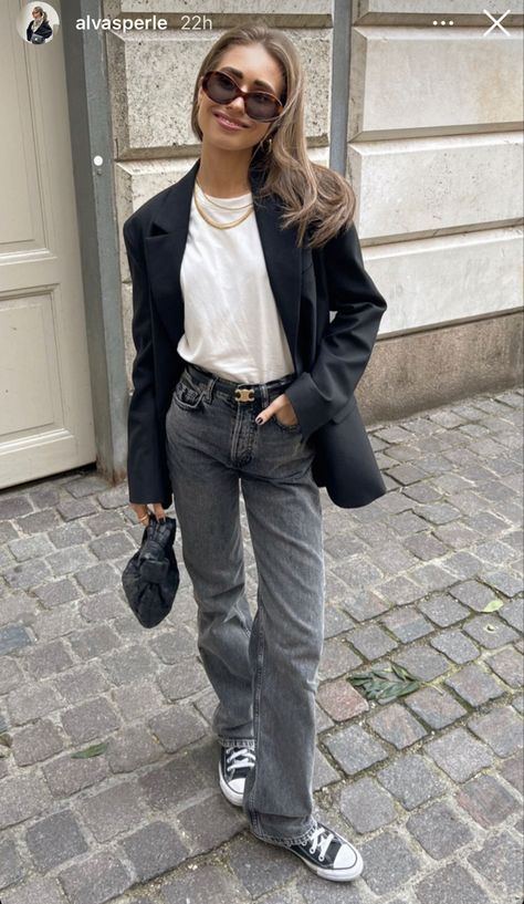 Outfit With Grey Blazer, Grey Denim Jeans Outfit, Grey Denim Outfit, Jeans Gris, Grey Jeans Outfit, Office Ootd, Outfits With Striped Shirts, Converse Fashion, Cardigan Gris