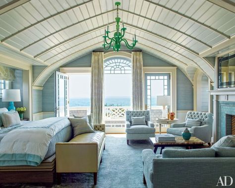 A 1950s Italian chandelier brightens the master bedroom House In The Hamptons, Victorian Interiors, Relaxing Bedroom, Coastal Bedrooms, Beach House Interior, Hamptons House, Chandelier Bedroom, Dreamy Bedrooms, Design Del Prodotto