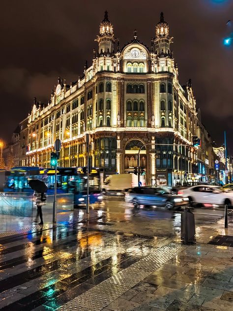 Budapest Night Aesthetic, Budapest Autumn, Budapest Aesthetic, Monaco Lifestyle, City Aesthetics, Europe Architecture, Travel 2024, Europe Aesthetic, Landlocked Country