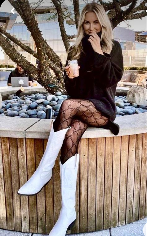 Statement Tights, White Cowboy Boots Outfit, Classy Brunch, Girl Brunch, White Cowgirl Boots, Outfit Botas, Cowgirl Boots Outfit, Winter Party Outfit, Fall Boots Outfit