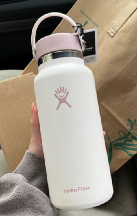 Cute School Asthetics, Cute Metal Water Bottles, Whole Foods Hydro Flask, Cute Aesthetic Water Bottles, Back To School Water Bottles, Trendy Products 2023, Aesthetic Products To Buy, Birthday Wishlist Ideas Aesthetic, Garrafa Aesthetic