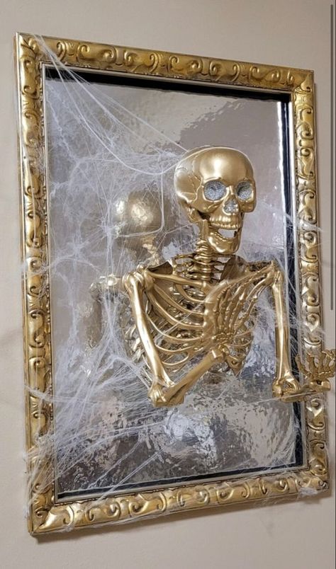 a mirror in a gilded frame and with a gilded skeleton plus spiderweb is a cool and glam decoration for Halloween Halloween Mirror Decor, Diy Halloween Picture Frames, Diy Halloween Pictures, Halloween Picture Frames, Halloween Mirror, Halloween Entryway, Mirror Decor Ideas, Scary Halloween Decorations Diy, Cuadros Diy