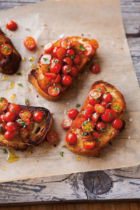 Sweet Bruschetta, Red Spinach, Tomato Bruschetta, Food Addict, Grilled Bread, Bruschetta Recipe, Spinach Recipes, Deilig Mat, Idee Pasto Sano