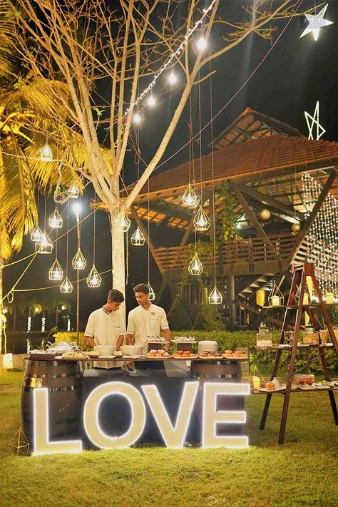 Food Counter Decor Ideas - Shaadiwish Sundowner Party Decor, Food Counter Decor Wedding, Sundowner Decor, Food Stall Decoration Ideas, Candlelight Proposal, Beach Lights, Stall Decorations, Rooftop Restaurant Design, Food Counter