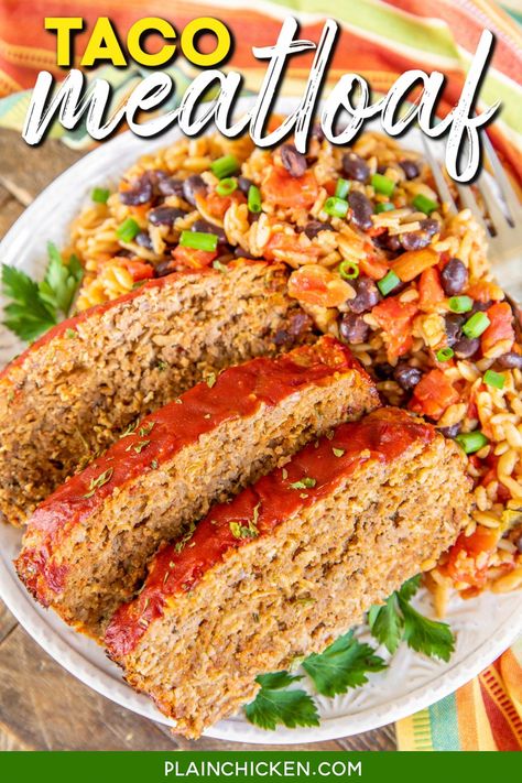 Taco Meatloaf - the BEST Mexican meatloaf recipe! Even meatloaf haters will LOVE this dish! SO easy and tastes great! Ground beef, egg, oats, taco seasoning, cheese, and milk. Top with taco sauce. Serve with some Mexican rice and beans or a salad. Comfort food at its best! Leftovers are great in a sandwich. Egg Oats, Taco Meatloaf, Plain Chicken Recipe, Mexican Meatloaf, Mexican Chopped Salad, Chicken Meatloaf, Mexican Side Dishes, Mexican Casserole, Plain Chicken