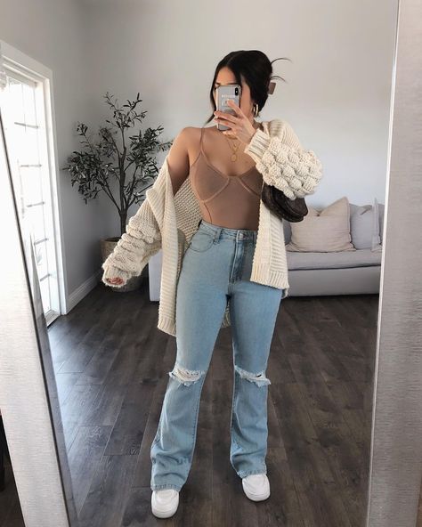 Flare Jeans Outfit Winter, Flared Jeans Outfit Fall, Light Jeans Outfit, Flare Outfit, Flare Jeans Outfit, Outfits Con Jeans, Blue Flare Jeans, Jeans Outfit Winter, Jeans Outfit Fall