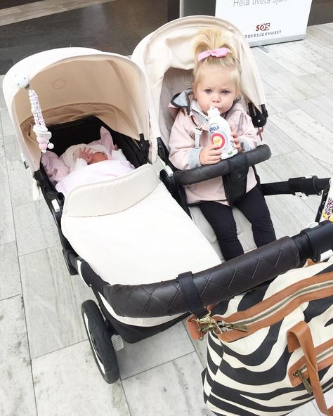 Silla doble para bebé y hermana mayor Bugaboo Donkey, Double Stroller, Cute Newborn, Happy Children, Cool Baby, Baby Blog, Double Strollers, Baby Necessities, Baby 2