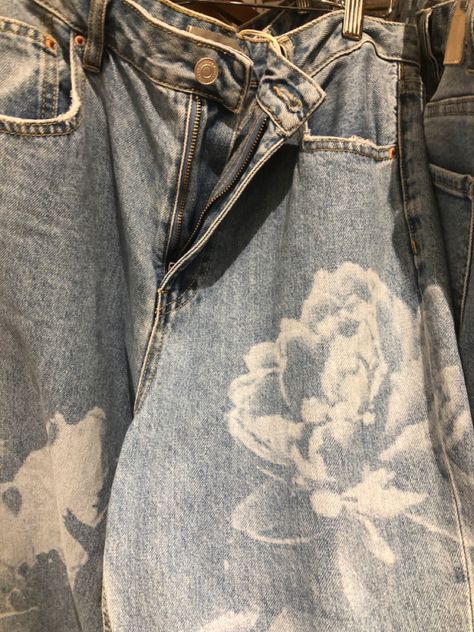 Bleach Flower Jeans, Pants With Bleach Design, Bleach Art Pants, Black Bleached Jeans, Bleached Pants Design, Bleach Art Jeans, Bleach Pants Ideas, Bleach Painting Clothes, Bleach Jeans Diy