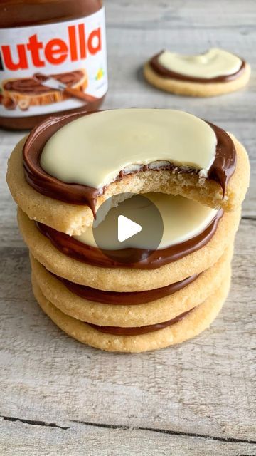 Fitwaffle Kitchen | Eloise on Instagram: "5-INGREDIENT WHITE CHOCOLATE NUTELLA COOKIES 😍

Here’s a super quick and easy one for the weekend 🫶

A super soft and buttery shortbread cookie, topped with a layer of Nutella and a layer of creamy white chocolate 🤤

Sound on for full instructions 🔉

All you need is:

For the shortbread cookies:
110g salted butter, softened
60g granulated sugar
165g plain flour

Topping:
1 tbsp Nutella per cookie
100g white chocolate, melted

Makes about 10 cookies

Bake 170C/(150C fan) 10-12 mins

Allow to cool before adding the toppings otherwise they will just slide off 🙃

Enjoy!
#fitwaffle #fitwafflekitchen" Chocolate Nutella Cookies, Buttery Shortbread Cookies, Buttery Shortbread, Chocolate Biscuits, Nutella Cookies, Shortbread Cookie, Chocolate Nutella, Chocolate Blanco, 5 Ingredient