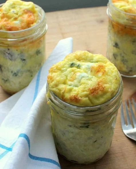 Mason Jar Breakfast Recipes, Mason Jar Breakfast, Mason Jar Lunch, Menu Sarapan Sehat, Breakfast In A Jar, Mason Jar Desserts, Dessert In A Jar, Mason Jar Salad, Mason Jar Meals