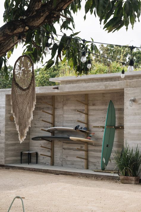 Surboard Storage, Outdoor Surfboard Rack, Outdoor Surfboard Storage, Outdoor Beach Shower Ideas, Surfboard Storage Ideas, Surfboard Shed, Modern Surf House, Surf House Interior, Surf Shed