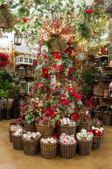 Christmas Tree Retail Display, Christmas Boutique Window Display, Holiday Boutique Display, Christmas Displays Retail Store Fronts, Christmas Boutique Display, Boutique Christmas Display, Christmas Vendor Booth Display, Retail Christmas Display, Christmas Retail Window Display Ideas