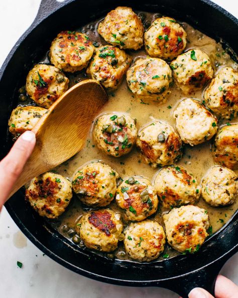 Chicken Piccata Meatballs, Piccata Sauce, Tigernut Flour, Rustic Chicken, Quinoa Pasta, Beaux Desserts, Chicken Meatball Recipes, Seared Chicken, Tasty Meatballs