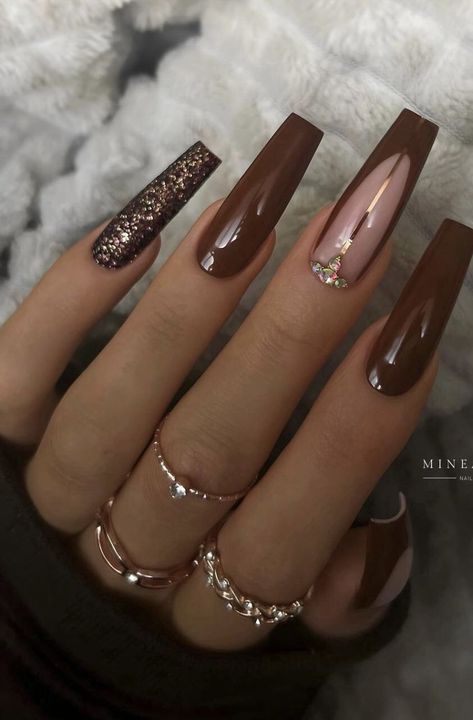 Brown Wedding Nails, Fall 2024 Nail Designs, Fall Orange Nails Acrylic, Best Fall Acrylic Nails, Acrylic Nails Fall Colors, Fall Long Nails Ideas, Gold And Brown Nails, Nail Art Marron, Brown Nail Art Designs