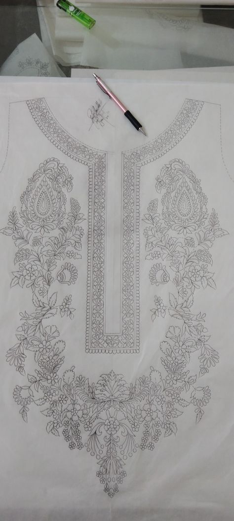 Chikankari Embroidery Motifs Sketch, Neck Design Pattern Drawing, Bird Motif Design Embroidery, Embroidery Khakha Designs, Neckline Embroidery Designs Sketch, Neck Border Designs, Khaka Designs Embroidery, Chikankari Motif, Khakha Designs