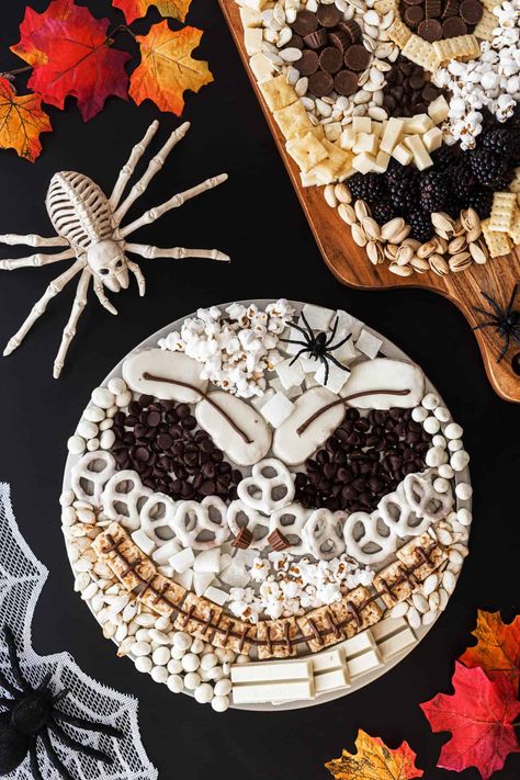 Oogie Boogie Charcuterie Board, Halloween Platter Ideas, Halloween Platters, Char Board, Trick Or Treat Ideas, Clinical Anatomy, Halloween Charcuterie Board Ideas, Halloween Boards, Snack Platters