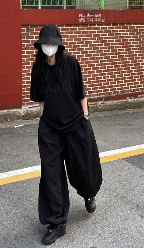 Oversized Black Outfit, Black Baggy Clothes, Asian Tomboy Fashion, Black Mask Outfit, Baggy Clothes Outfit Women, Korean Street Fashion Black, Full Black Outfit, Boyish Outfits, Asian Streetwear