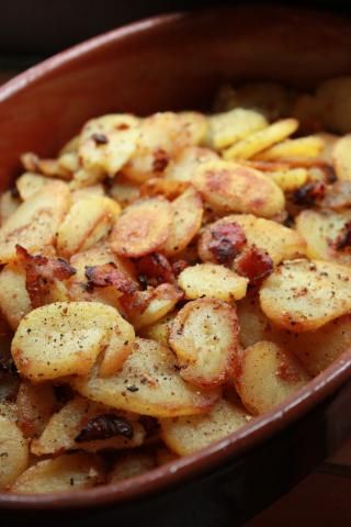 Octoberfest German Style Fried Potatoes with bacon and onion. No need to wait for October to eat this! It's so simple and looks delicious! German Fried Potatoes, Potatoes With Bacon, German Style, Bratwurst, Potato Dishes, Fried Potatoes, German Food, Veggie Dishes, Vegetable Dishes