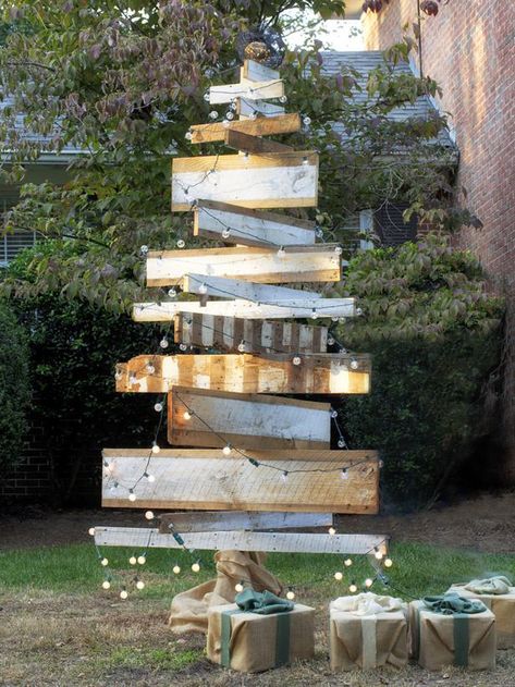 Plank You Very Much - Alternative Christmas Trees on HGTV - Add some farmhouse charm to your front yard this holiday season with a rustic, wooden Christmas tree. Natal Country, Outdoor Christmas Tree, Alternative Christmas, Alternative Christmas Tree, Christmas Porch Decor, Christmas Decorations Diy Outdoor, Navidad Diy, Christmas Yard, Wooden Christmas Trees