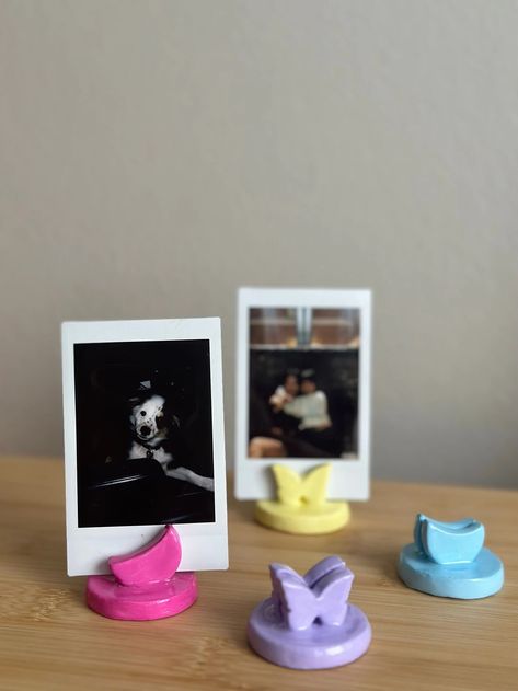 Ideas With Polaroid Pictures, Ceramics Room Decor, Diy Clay Desk Decor, Cute Diy Desk Decor, Making Things Out Of Clay, Polymer Clay Polaroid Holder, Audrey Clay Ideas, Cute Clay Decor, Mini Clay Projects