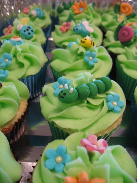 Garden Cupcakes | Flickr - Photo Sharing! Cupcakes Flores, Garden Cupcakes, Buttercream Frosting For Cupcakes, Bug Hunt, Spring Cupcakes, Mini Torte, Bugs Life, Kid Cupcakes, Cupcake Cake Designs