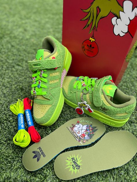 Grinch Shoes, Outfit Adidas, Outfit Sneakers, Unusual Clothes, Custom Shoes Diy, Trendy Shoes Sneakers, Swag Outfits Men, Shoe Wishlist, Fresh Shoes