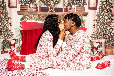 Christmas Pajama Pictures, Matching Christmas Pajamas Couples, Christmas Fashion Photography, Christmas Photos Outfits, Cute Christmas Pajamas, Christmas Couple Photos, Christmas Couple Pictures, Christmas Pictures Outfits, Christmas Poses