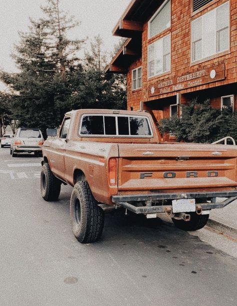 Orange Truck Aesthetic, Old Beat Up Truck, Old Pickup Truck Aesthetic, Pick Up Truck Aesthetic, Old Trucks Vintage, 1970 Chevy C10, Vintage Ford Trucks, Country Cars, Old Ford Truck