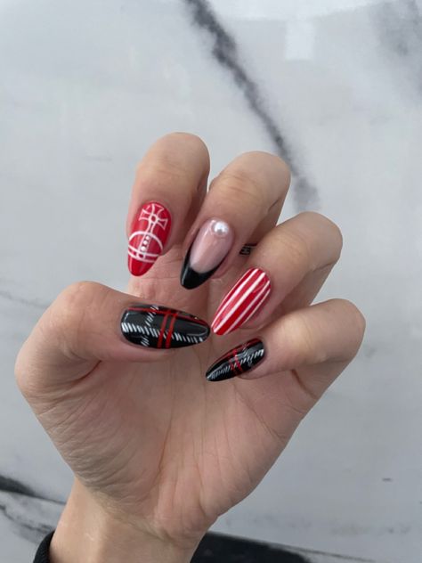 ig: @tatelyy | cr: @sans_nails Vivienne Westwood Nails Short, Short Vivienne Westwood Nails, Vivienne Westwood Inspired Nails, Almond Nails Vivienne Westwood, Vivienne Westwood Acrylic Nails, Ongles Vivienne Westwood, Nana Osaki Nails, Nana Nails Anime, Nana Nails Inspired