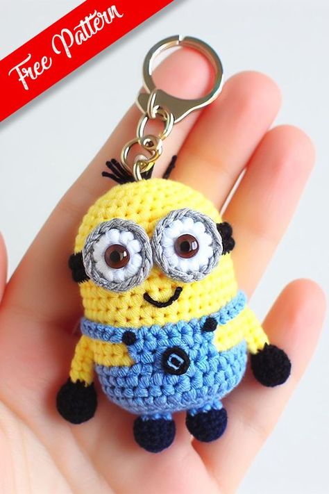 Mini Crochet Minion keychain #CrochetIdeas, #CrochetArt Crochet Disney Keychain Free Pattern, Crochet Disney Characters, Minion Keychain, Crochet Keyring Free Pattern, Minion Crochet Patterns, Crochet Minion, Minion Pattern, Amigurumi Design, Disney Crochet