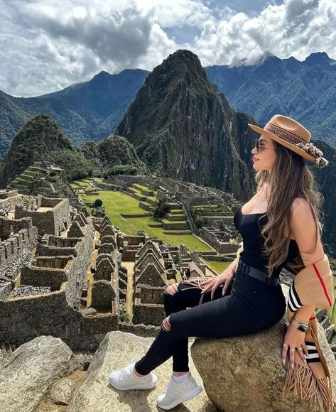 Machi Pichu, Machu Picchu Outfit, Greece Vacation Outfit, Machu Pichu Peru, Machu Picchu Peru, Rainbow Mountain, Travel Pictures Poses, Greece Vacation, Quito Ecuador