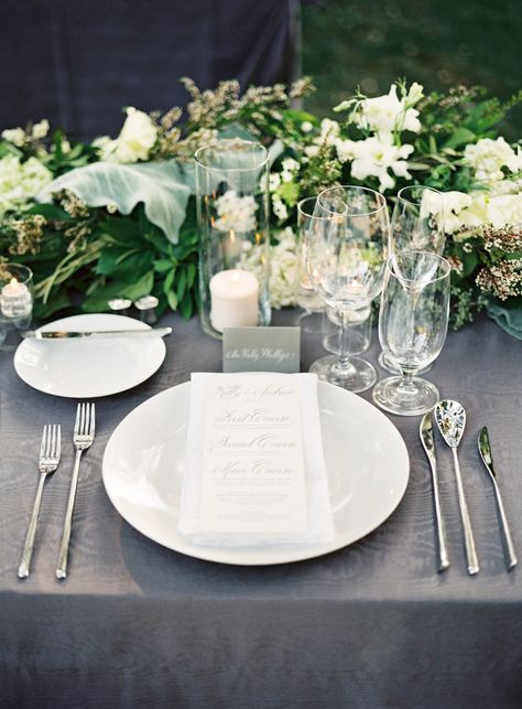 Elegant Gray and White Place Settings Thanksgiving Decorations Outdoor, Gray Wedding Colors, Grey Tablecloths, Reception Table Settings, Wedding Place Settings, Festa Party, Wedding Reception Tables, Gray Weddings, Wedding Table Settings