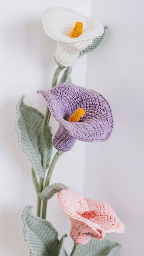 Free crochet pattern for calla lily flowers. Detailed instructions for beginners. Perfect for creating elegant and realistic flowers. Crochet Lily Pattern Free, Simple Crochet Flower, Lily Flower Pattern, Floral Crochet Pattern, Crochet Plants, Calla Lily Flower, Calla Lily Flowers, Crochet Market, Lily Pattern