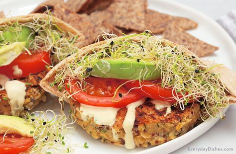 Protein, calcium, iron-rich AND it tastes amazing? These chickpea quinoa burgers in pita pockets are a comfort food dream come true! Chickpea And Quinoa, Quinoa Burger Recipe, Chickpea Quinoa, Quinoa Burger, Quinoa Burgers, Protein Recipe, Vegetarian Nutrition, Vegetarian Burger, Veggie Burgers